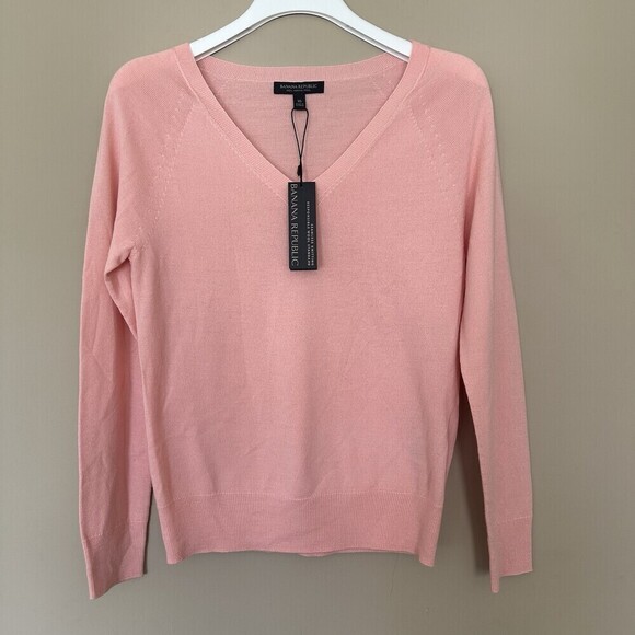 Banana Republic Sweaters - NWT Banana Republic 100% Merino Wool Vneck Sweater Women XS Light Weight Pink